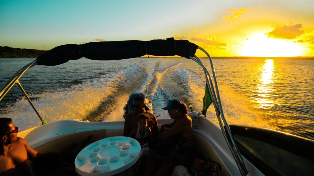 Pôr do sol visto de dentro da lancha da La Barca