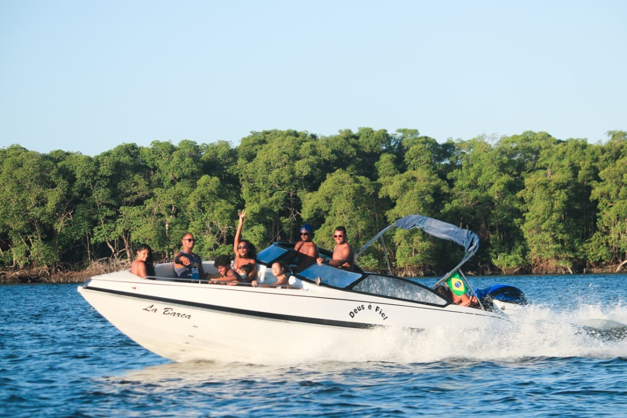 Lancha da La Barca navegando com passageiros a bordo
